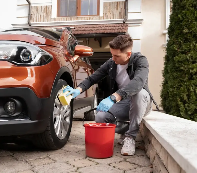 Lavage auto à domicile Les Salelles : professionnel intervenant sur un véhicule